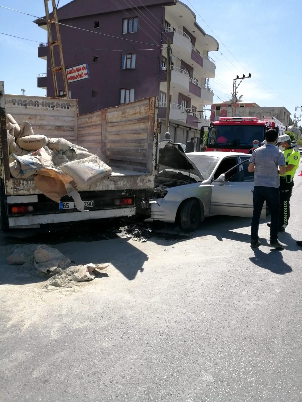 Otomobille kamyonet çarpıştı: 2 yaralı