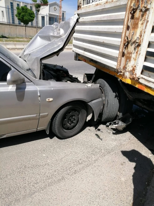 Otomobille kamyonet çarpıştı: 2 yaralı