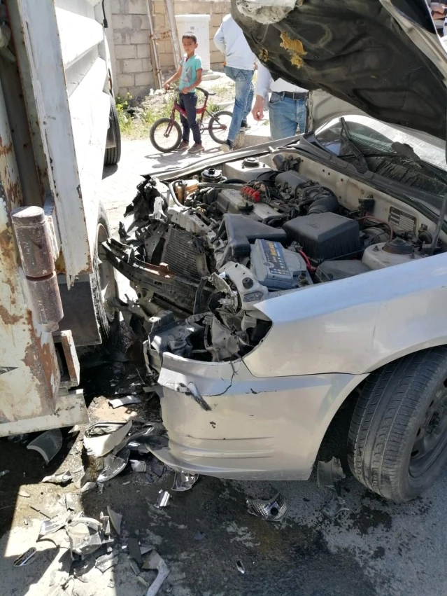 Otomobille kamyonet çarpıştı: 2 yaralı
