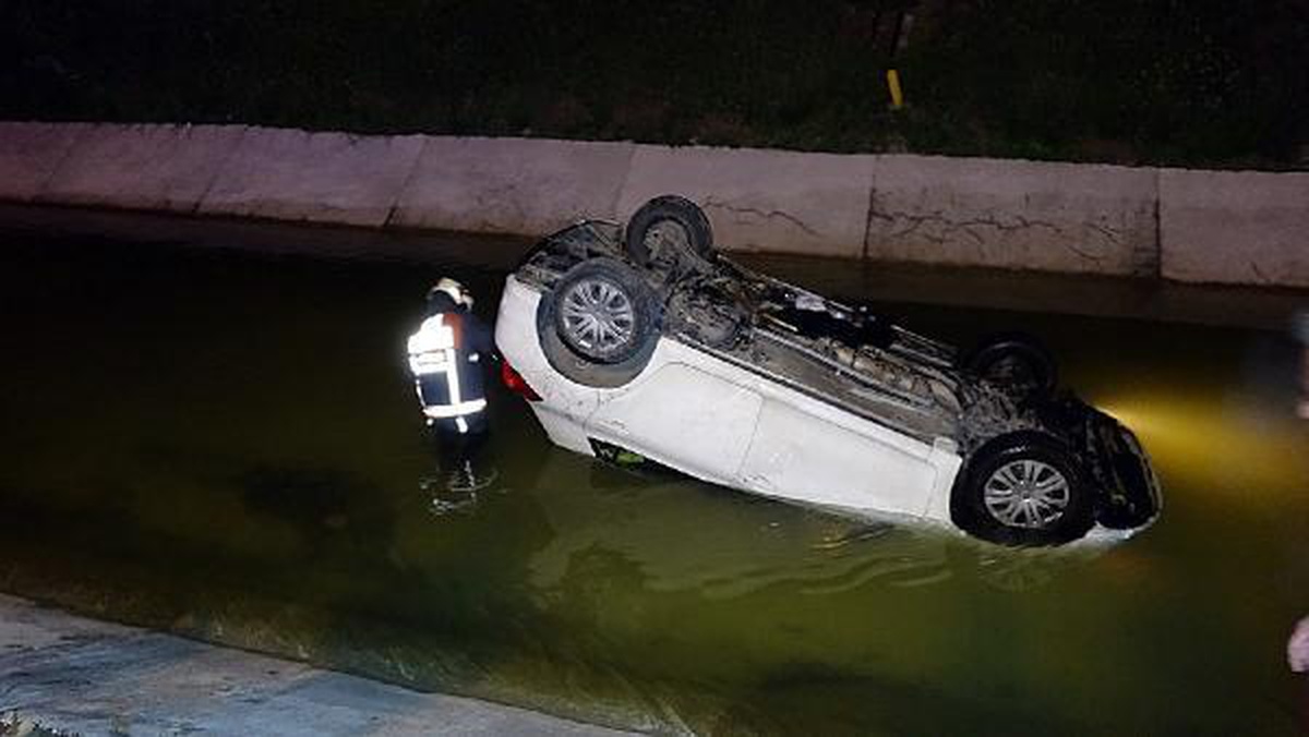 Otomobille sulama kanalına uçtu