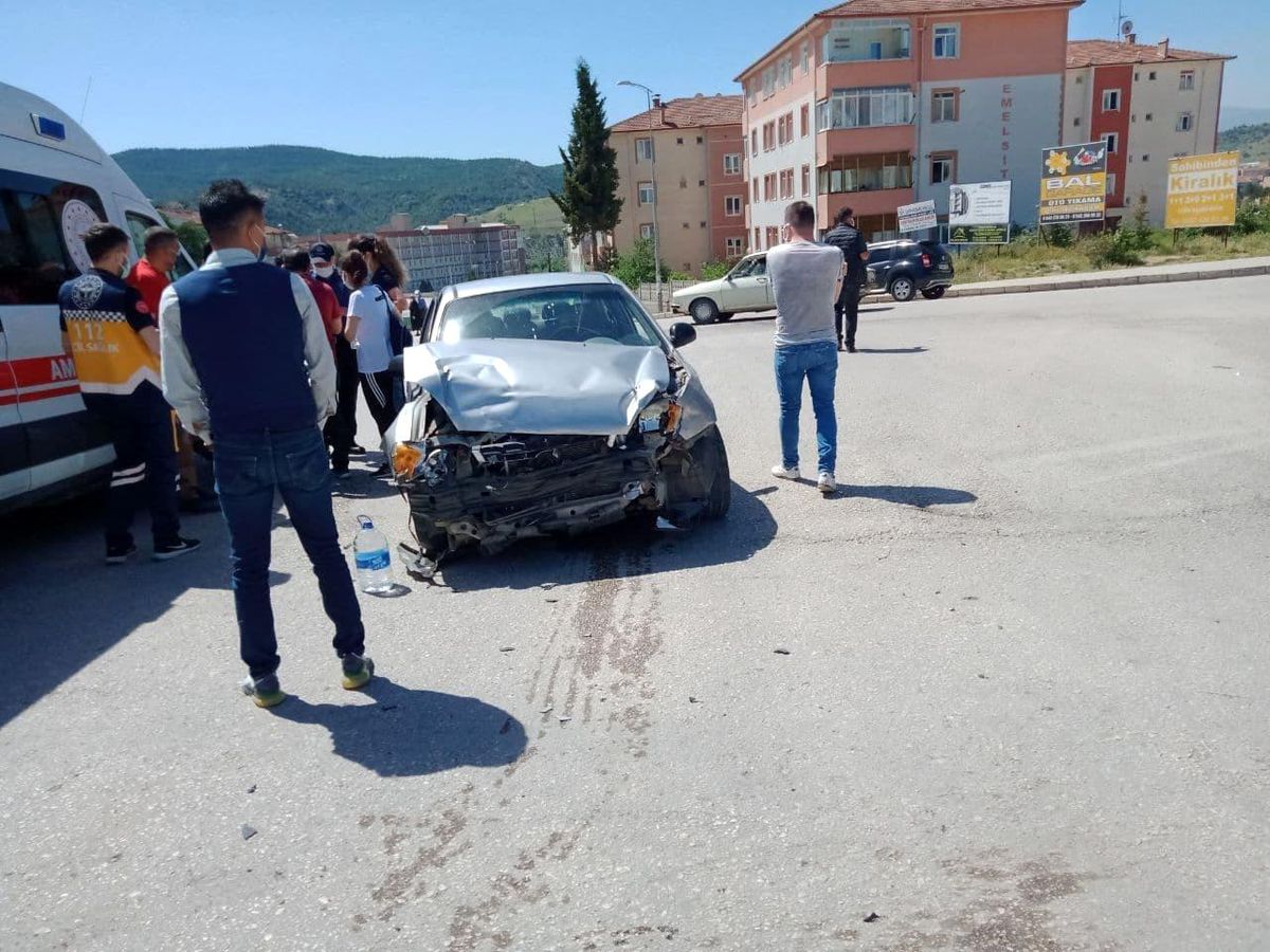 Otomobiller çarpıştı : 2 yaralı