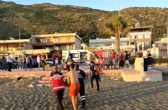 Rip akıntısına kapılan genci cankurtaran ve vatandaşlar kurtardı Rip akıntısına kapılan genci cankurtaran ve vatandaşlar kurtardı