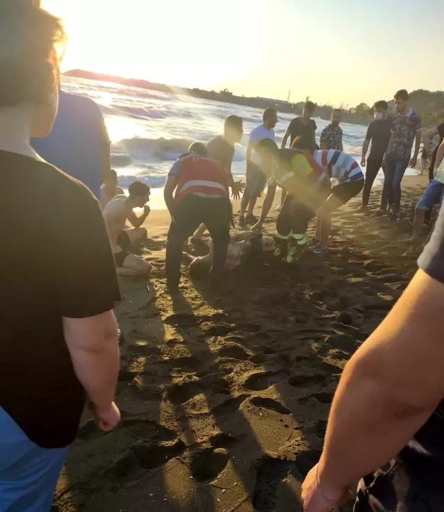 Rip akıntısına kapılan genci cankurtaran ve vatandaşlar kurtardı Rip akıntısına kapılan genci cankurtaran ve vatandaşlar kurtardı