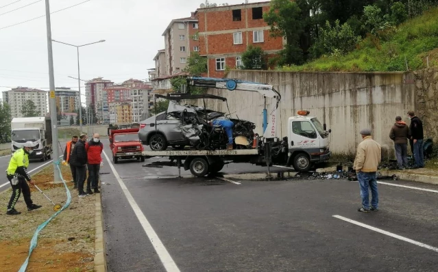 Otomobil duvara çarptı: 1 ölü, 1 yaralı