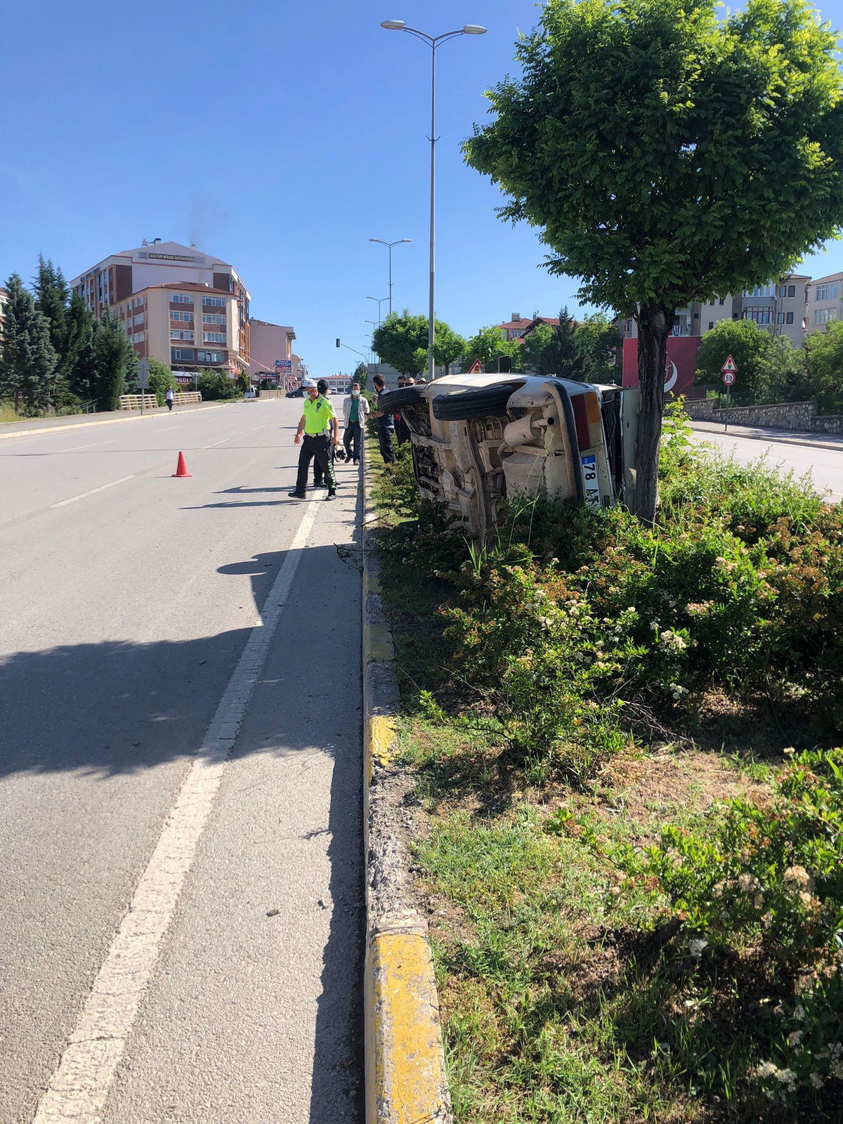 Safranbolu\'da sürücüsü kediye çarpmamak için manevra yapan otomobil refüje devrildi
