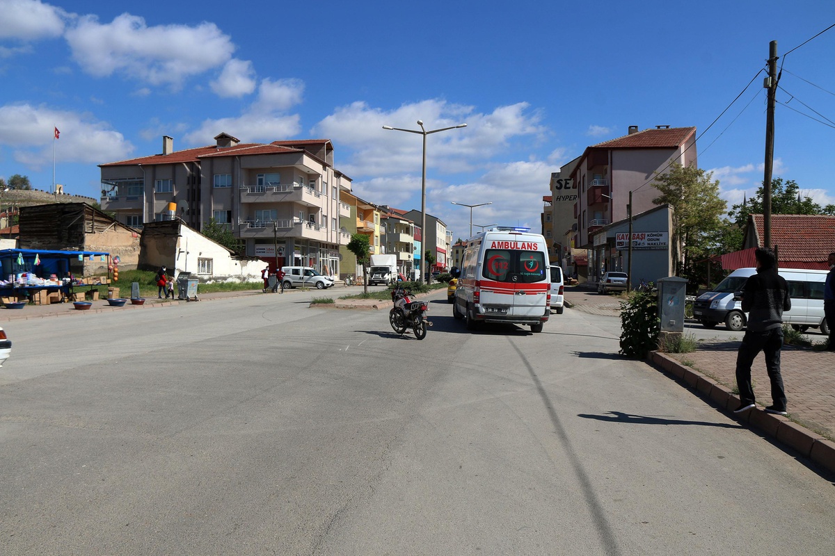 Sivas\'ta hafif ticari aracın çarptığı motosiklet sürücüsü yaralandı