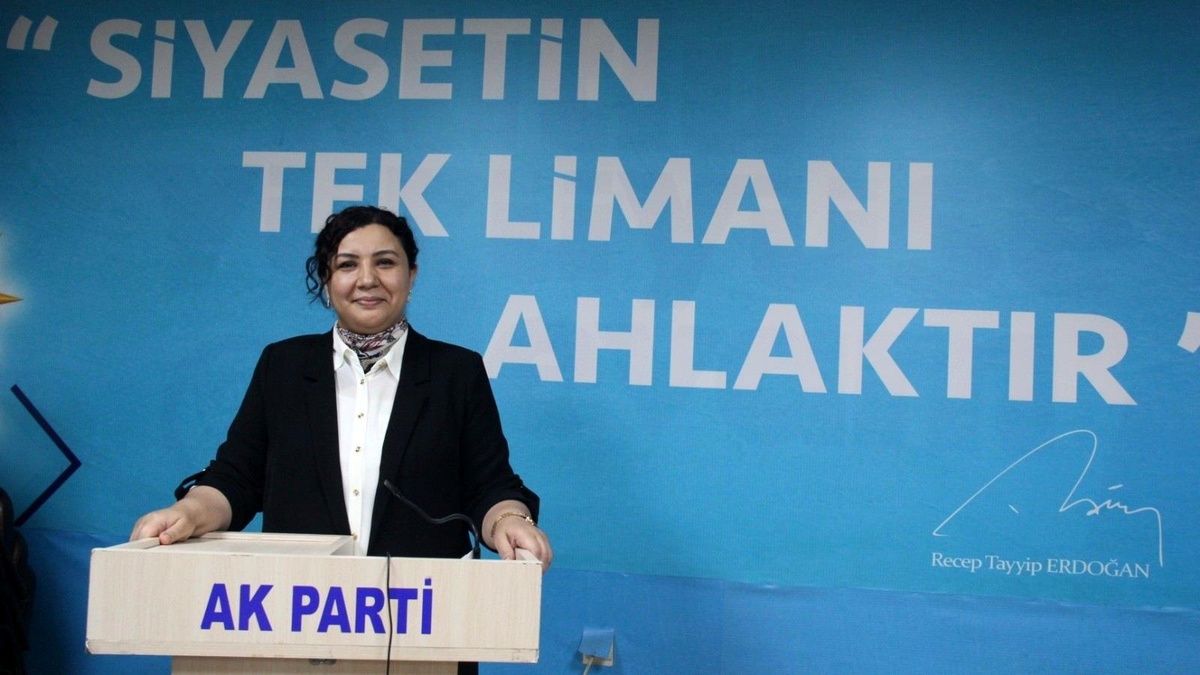Ünsal\'dan Ekicioğlu\'na cevap: "Şahsıma siyasi ömür biçen siyasi cenazeler gibi sizin de zemininiz anlaşıldığı üzere çok kaygan"