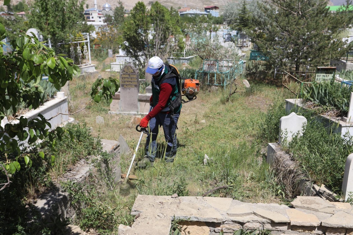 Van Büyükşehir Belediyesinden mezarlıklarda temizlik çalışması
