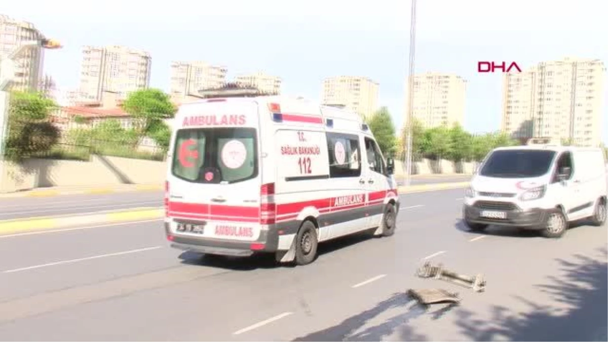 YOLDA ÇARPIŞAN OTOMOBİLLERDEN BİRİ YOL KENARINDA BEKLEYEN YAYAYA ÇARPTI