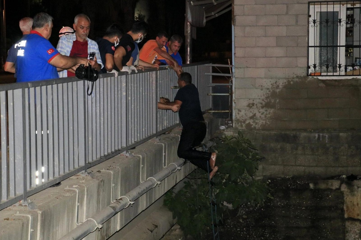 Adana\'da kontrolden çıkan tır dereye düştü: 1 yaralı