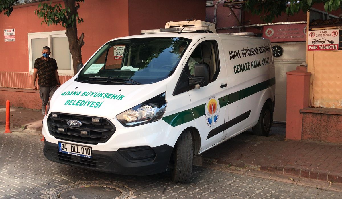 Adana\'da öldürülen iki kadından birinin cenazesi toprağa verildi