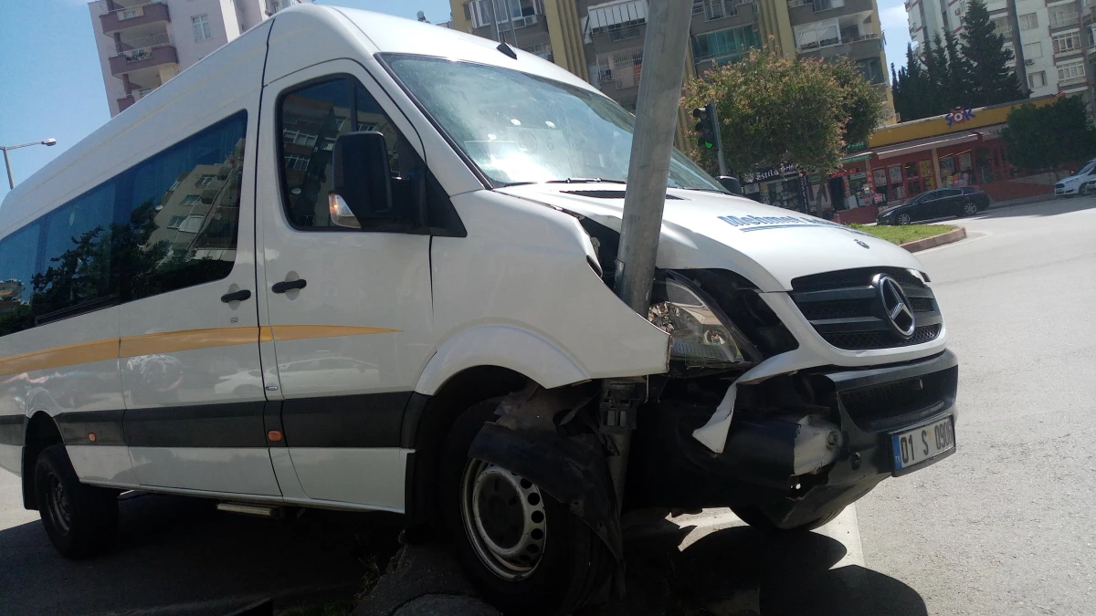 Adana\'da park halindeki minibüs, sinyalizasyon direğine çarptı