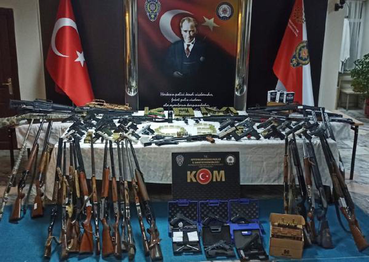 Afyonkarahisar merkezli 8 ilde silah ticareti operasyonuna 9 tutuklama