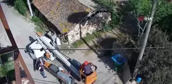 Ayaklarına ip dolanan yavru leylekleri belediye ekipleri kurtardı