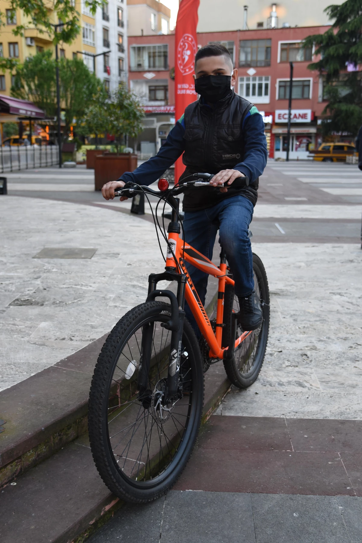 Bakan Kasapoğlu, 12 yaşındaki Yılmaz\'ın bisiklet isteğini yerine getirdi