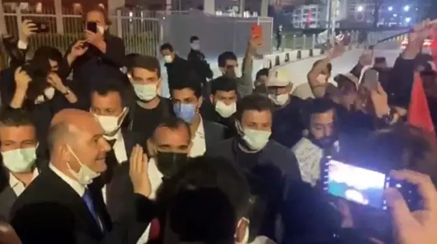 Bakan Soylu'nun canlı yayını sonrası vatandaşlar destek için Habertürk binasının önünde toplandı Bakan Soylu'nun canlı yayını sonrası vatandaşlar destek için Habertürk binasının önünde toplandı