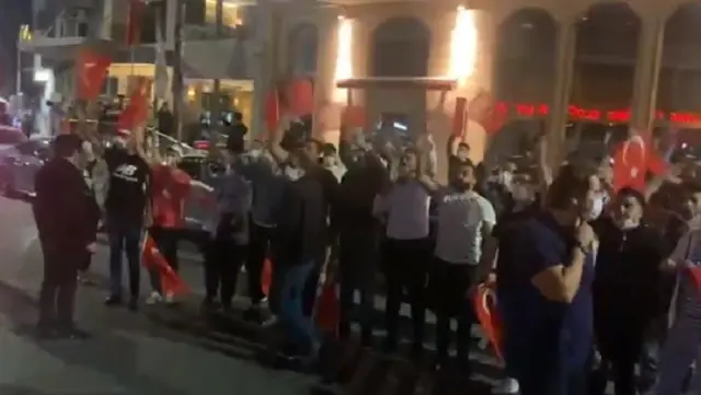 Bakan Soylu'nun canlı yayını sonrası vatandaşlar destek için Habertürk binasının önünde toplandı Bakan Soylu'nun canlı yayını sonrası vatandaşlar destek için Habertürk binasının önünde toplandı