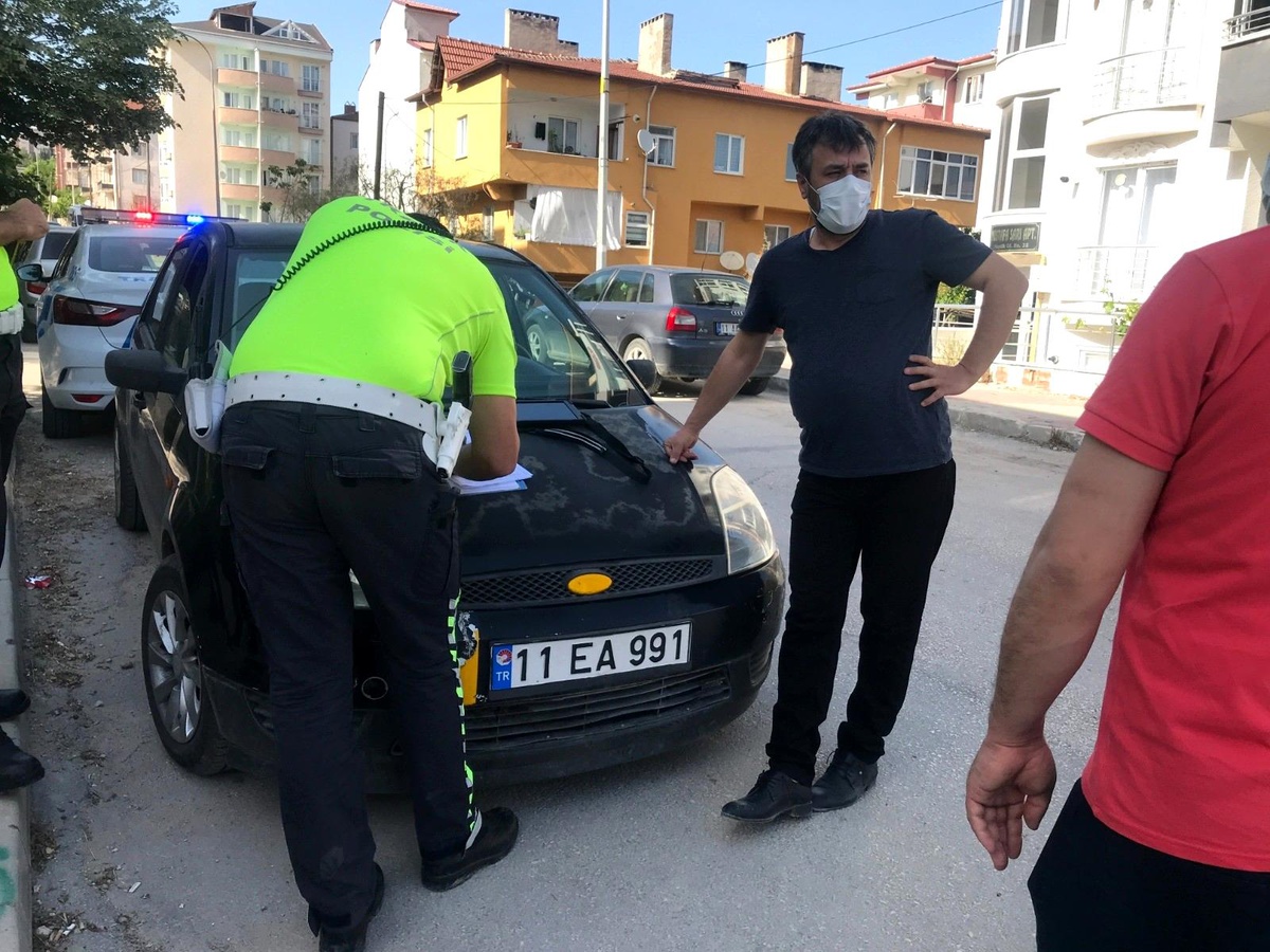 Bu sefer tersi oldu, bisiklet otomobile çarptı