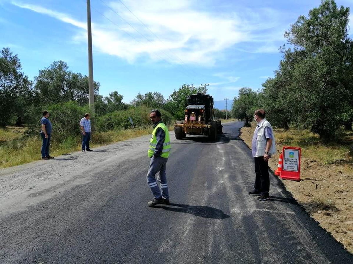Burhaniye\'de Bahadınlı yoluna Büyükşehir eli değdi