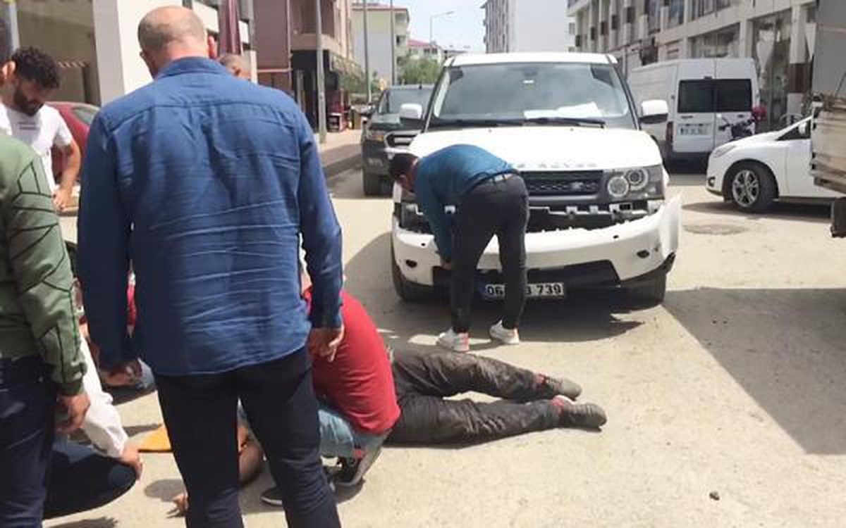 Çarptığı motosiklet sürücüsü yerde kıvranırken aracının tamponuyla ilgilendi