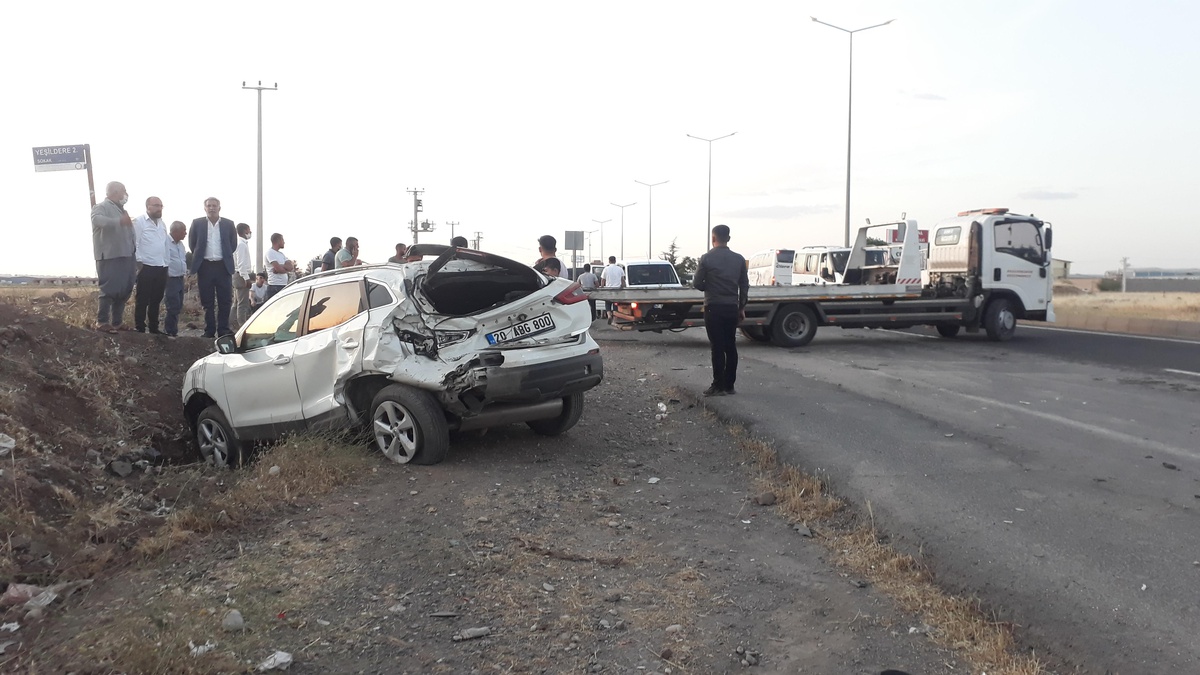 Diyarbakır\'da minibüsle otomobil çarpıştı: 3 yaralı