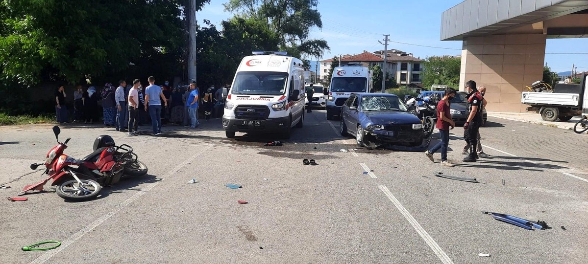 Elektrikli bisiklet ile otomobil çarpıştı 2 yaralı