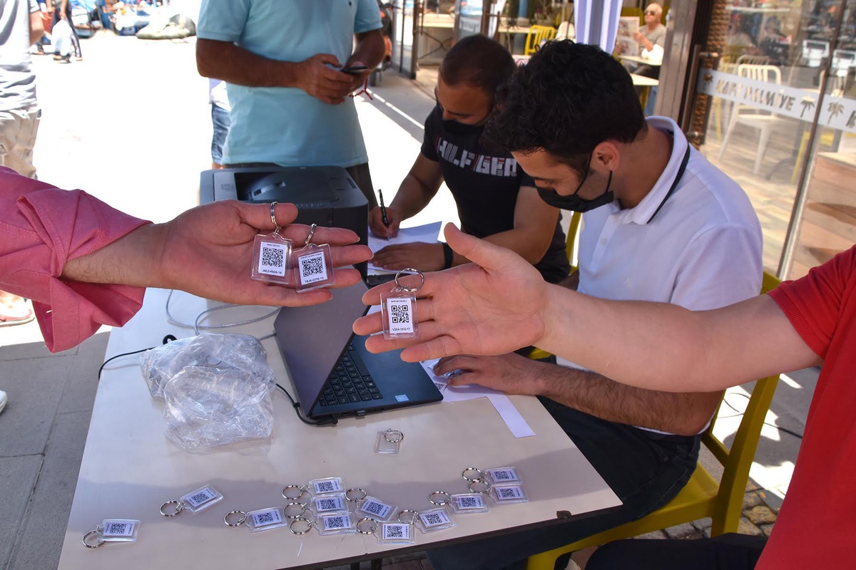 Foça Belediyesi\'nden HES kodlu anahtarlık hediyesi…