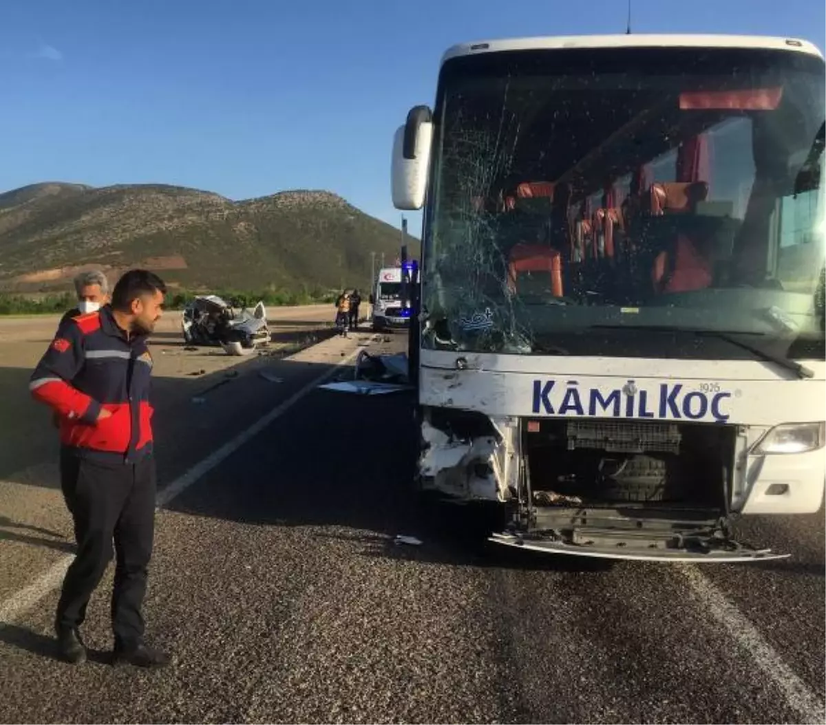 ISPARTA\'DA YOLCU OTOBÜSÜ VE HAFİF TİCARİ ARAÇ ÇARPIŞTI 4 YARALI