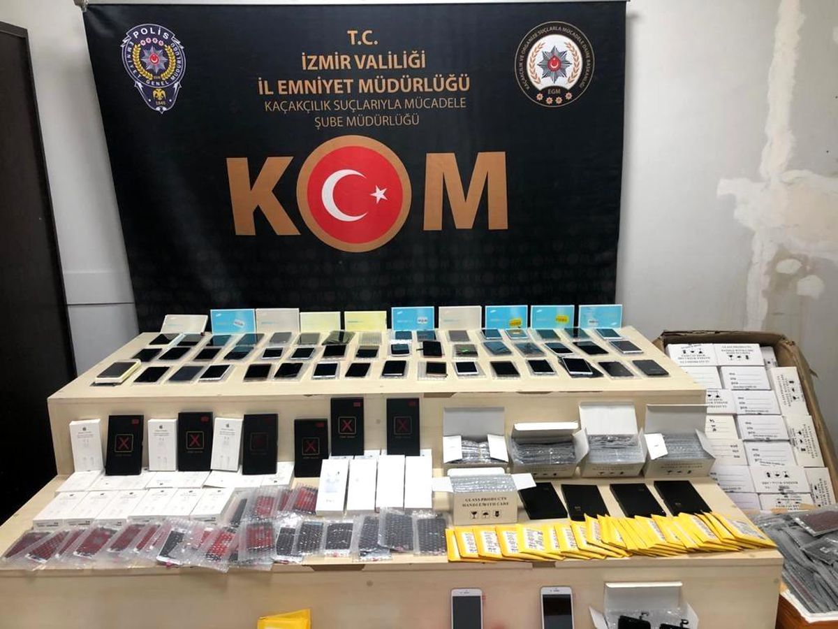 İzmir\'de polis 3 haftada piyasa değeri 4 milyon lira olan kaçak ürün ele geçirdi