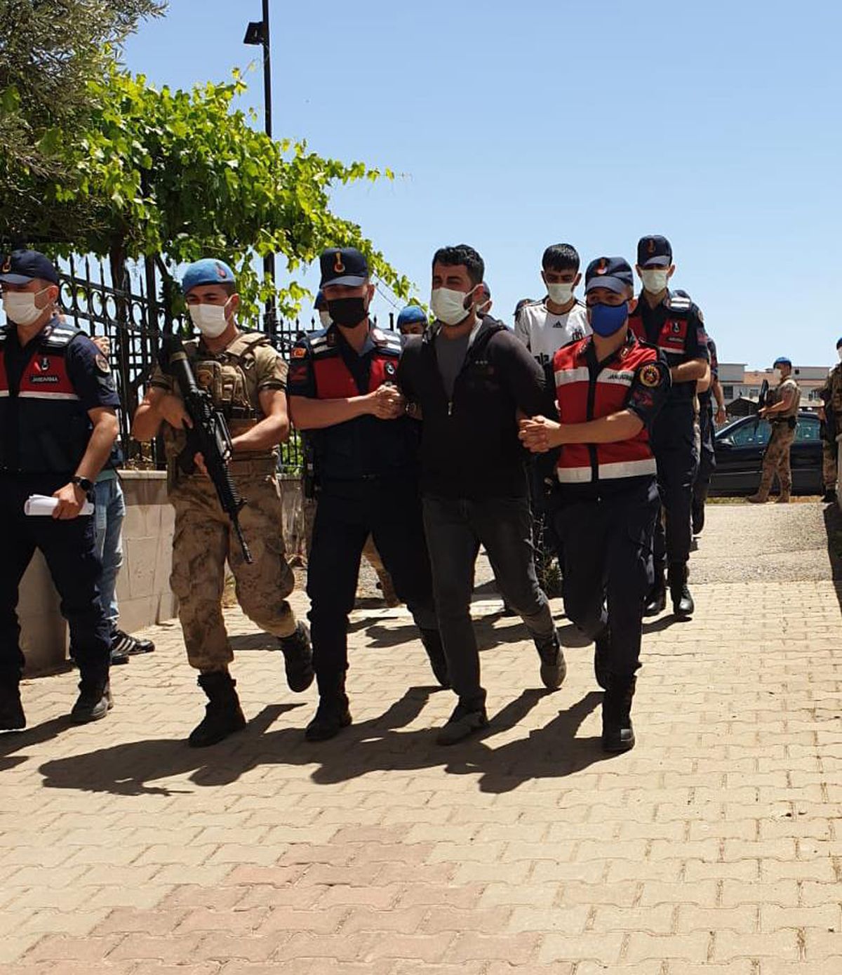 İzmir\'deki organize suç örgütü operasyonunda yakalanan zanlılardan 7\'si tutuklandı