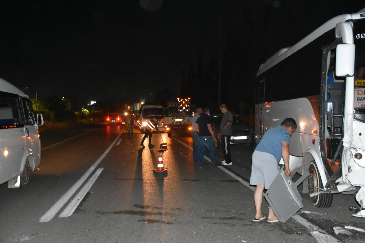 İzmir\'de servis aracı ile otomobil çarpıştı: 4 yaralı