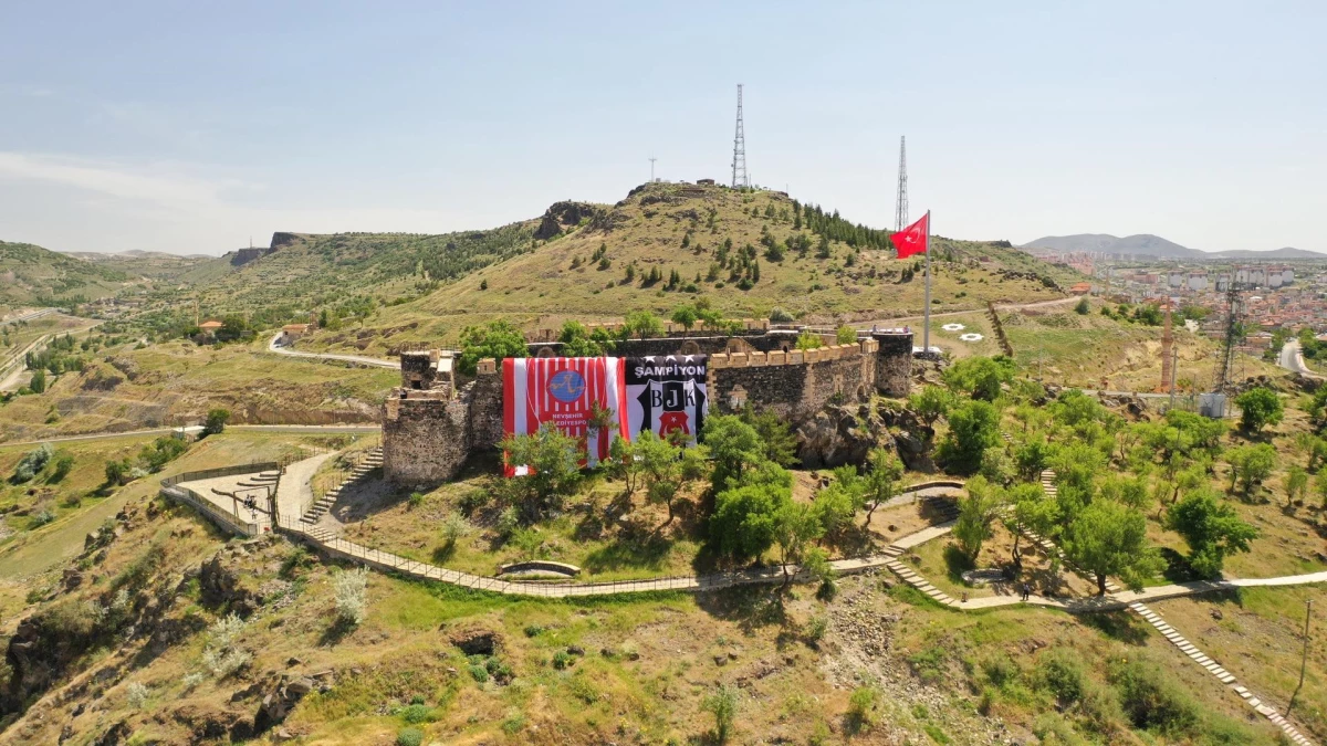 Nevşehir Kalesi\'ne Beşiktaş ve Nevşehir Belediyespor bayrakları asıldı