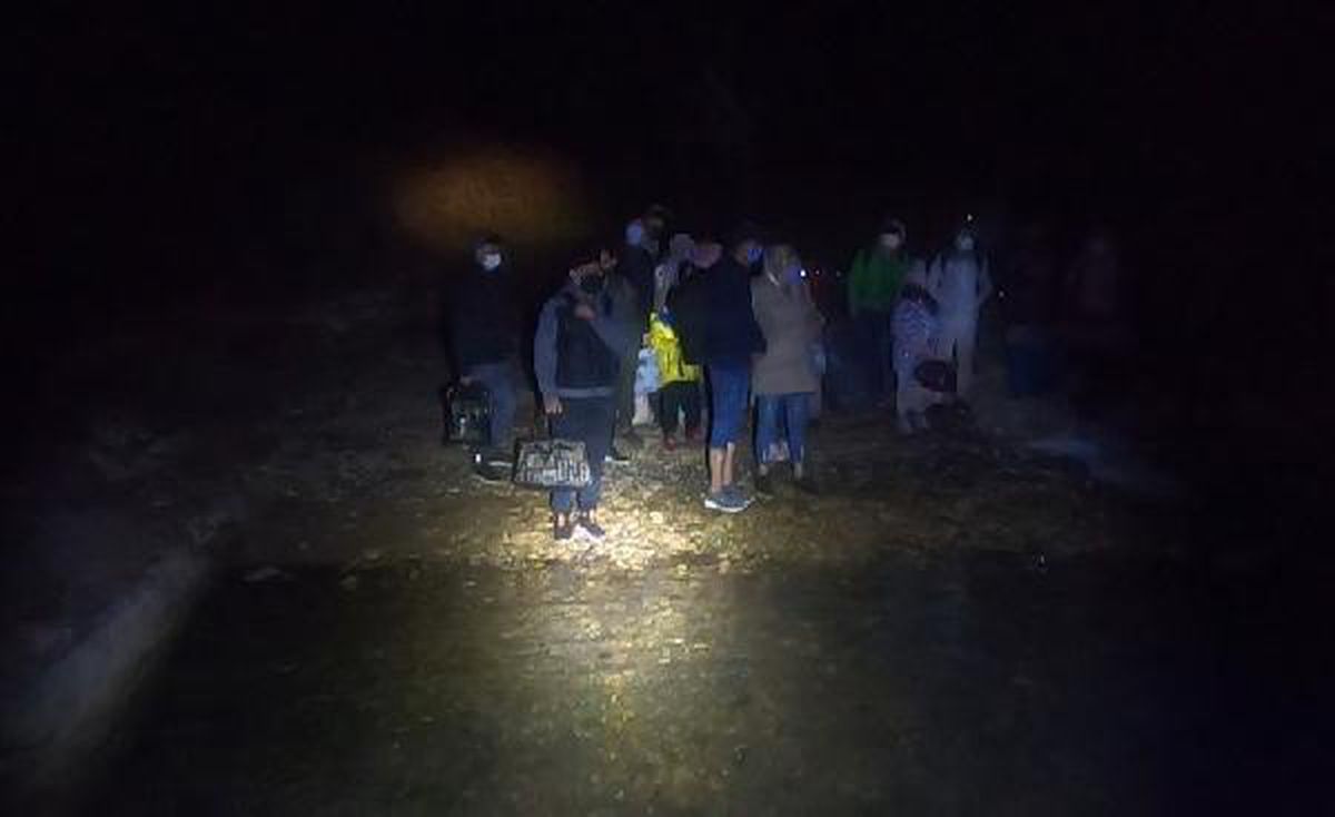 Pınar Adası\'nda mahsur kalan 29 kaçak göçmen kurtarıldı
