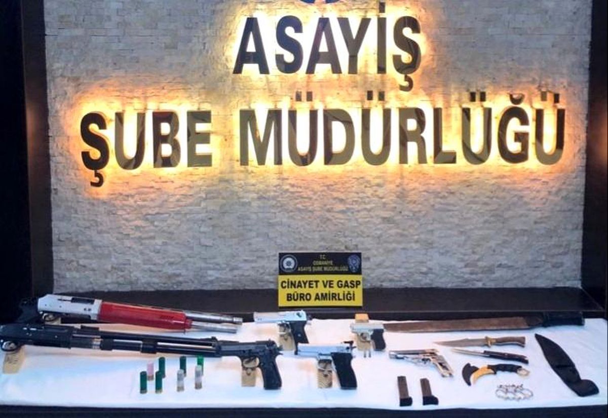 Polisin baskın yaptığı evden cephanelik çıktı