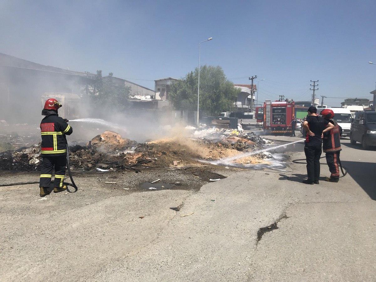 Sakarya\'da mobilya atıklarının bulunduğu alanda çıkan yangın söndürüldü