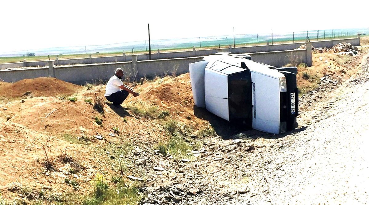 Şarampole devrilen otomobilin sürücüsü kazadan yara almadan kurtuldu