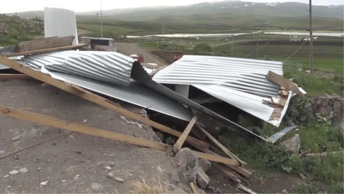 Şiddetli fırtına evlerin çatısını uçurdu