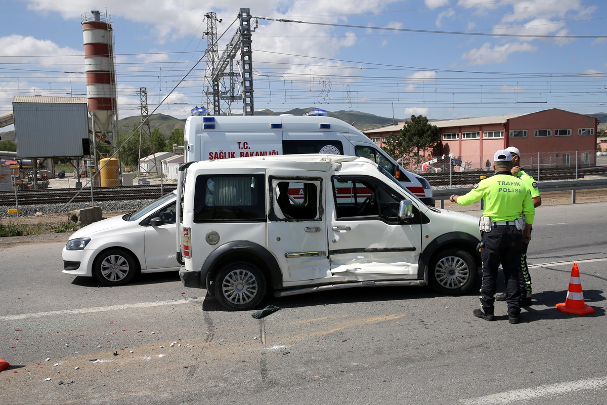 Sivas\'ta zincirleme trafik kazası: 3 yaralı