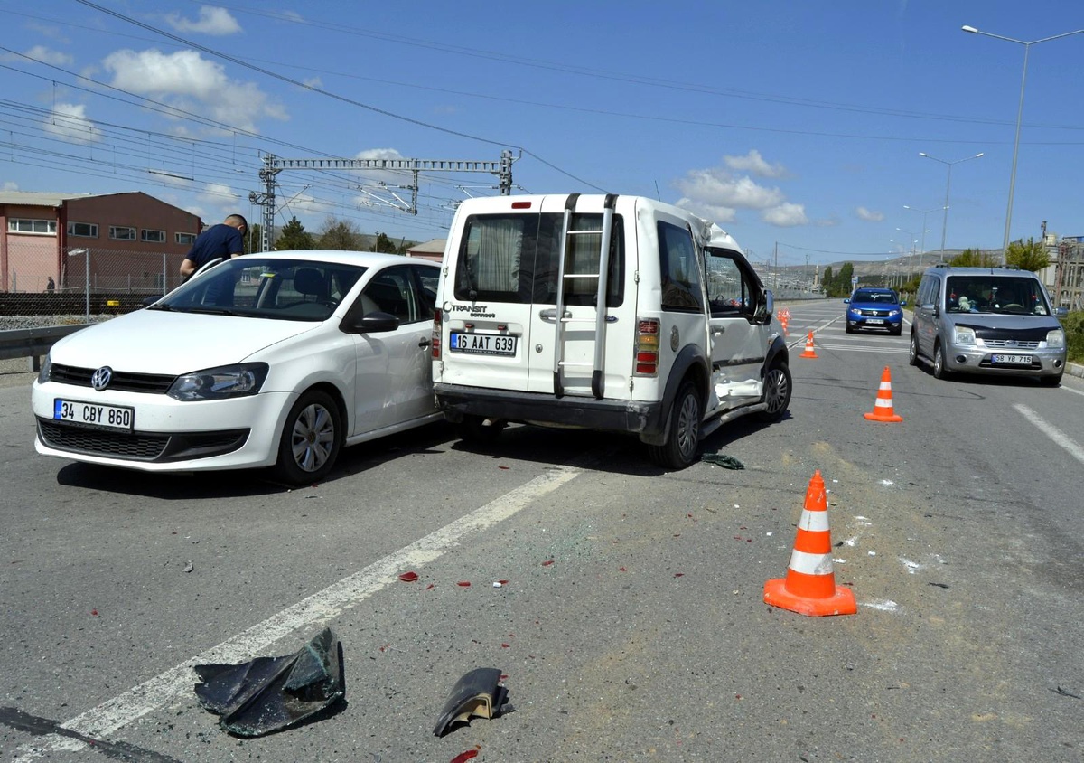 Son dakika haberleri | Sivas\'ta zincirleme trafik kazası: 3 yaralı