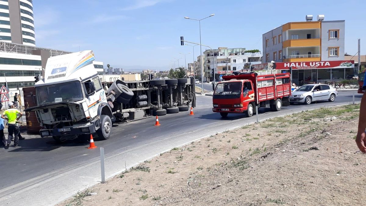 Tarsus\'ta tır devrildi sürücüsü yaralandı