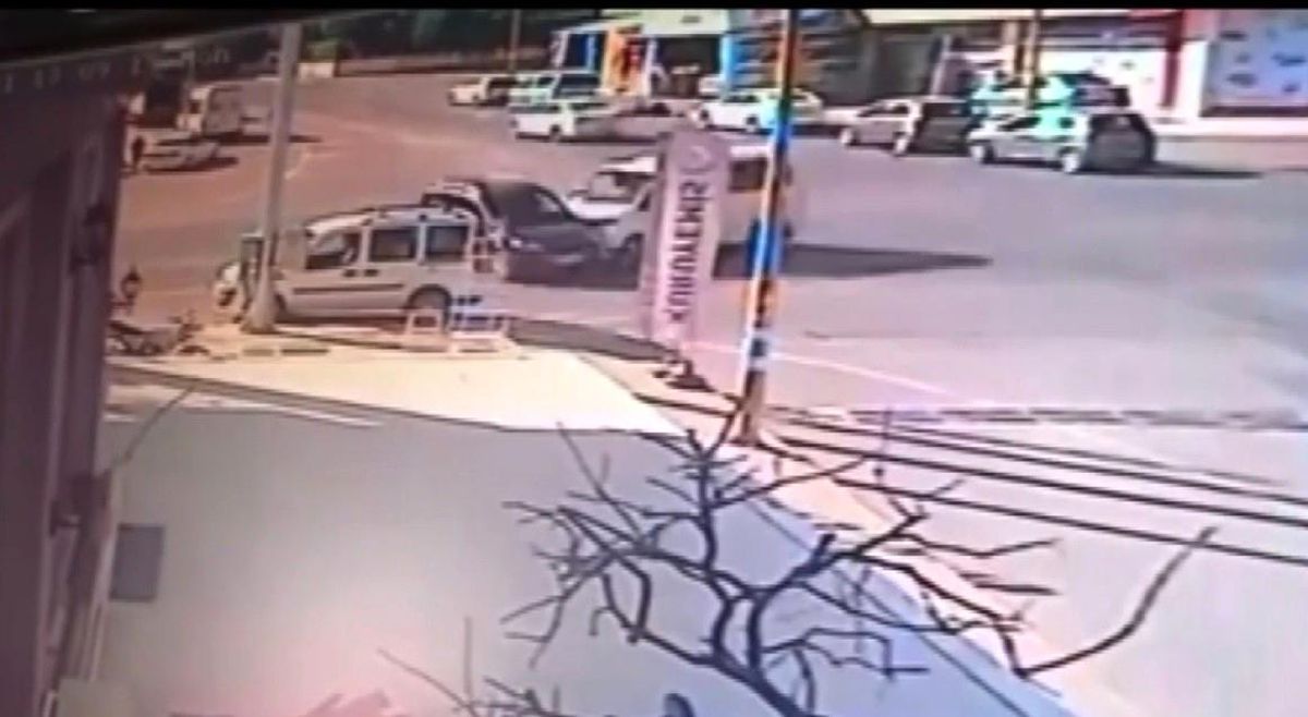 Mersin\'de hafif ticari araçla panelvanın çarpıştığı kazada bir kişi yaralandı