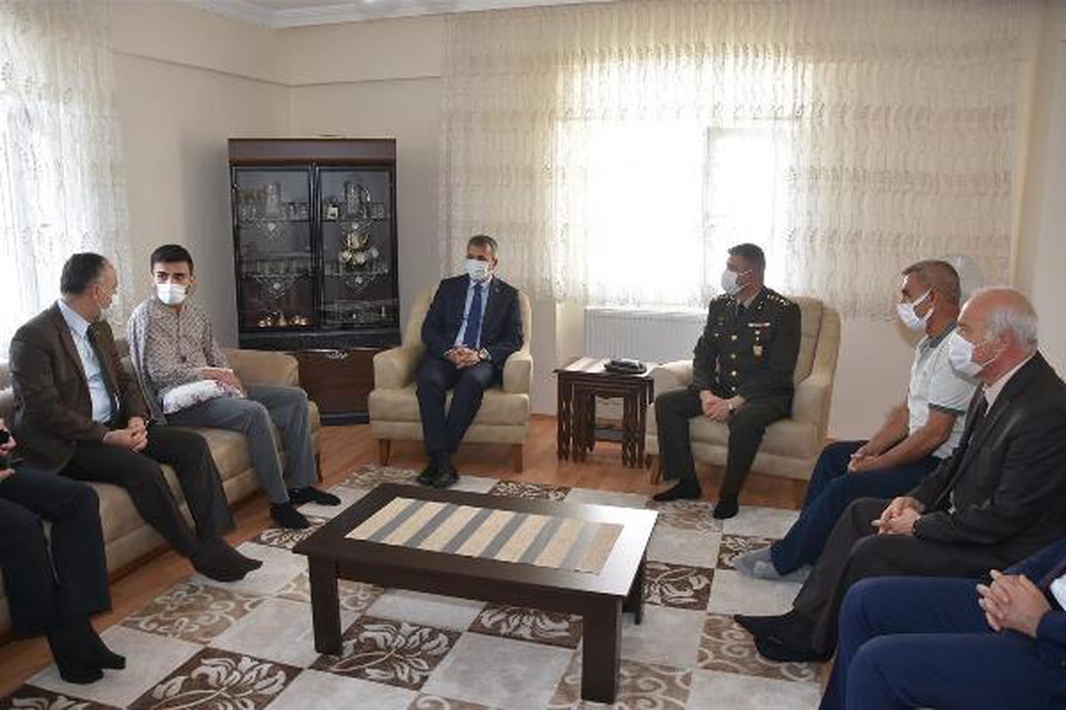 Validen yaralı uzman onbaşıya evinde ziyaret