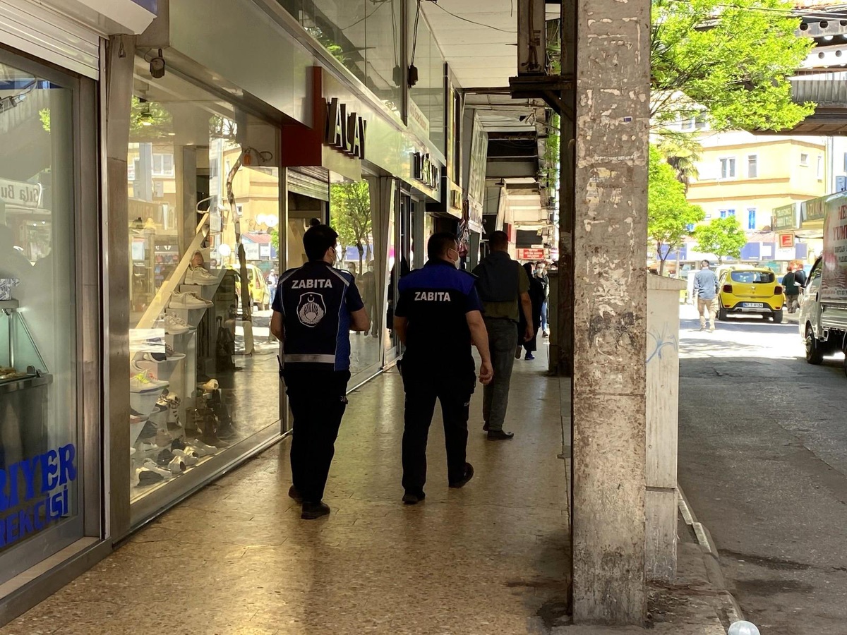 Zabıta ekiplerinden sosyal mesafe ve maske denetimi