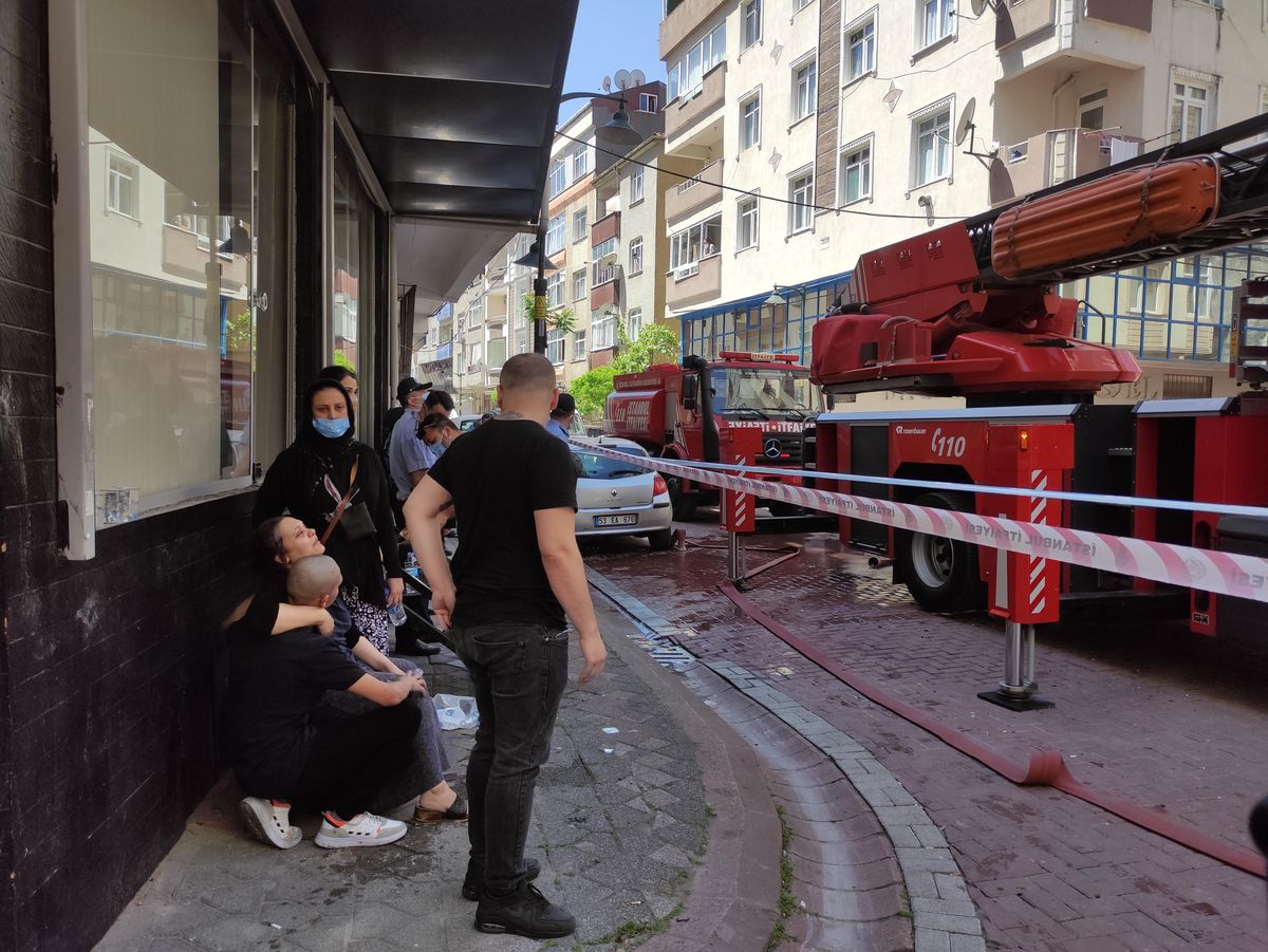 Son dakika haberleri! Zeytinburnu\'nda bir binanın çatı katında çıkan yangın söndürüldü
