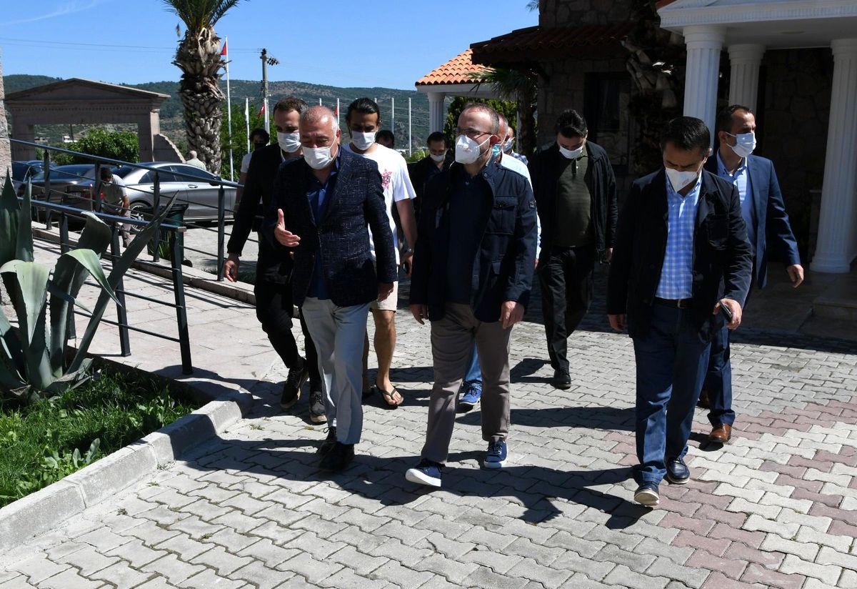 AK Parti\'li Turan Assos\'ta turizmcilerle bir araya geldi