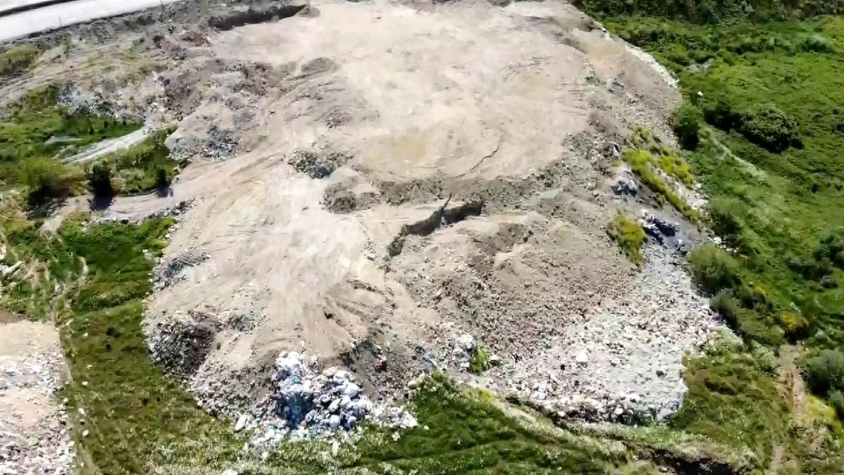 Arnavutköy\'de yeşil alana dökülen tonlarca hafriyat havadan görüntülendi