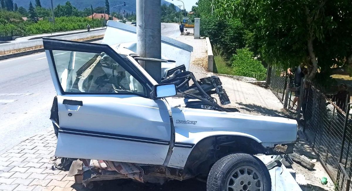 Aydınlatma direğine çarpan otomobildeki 2 kişi yaralandı