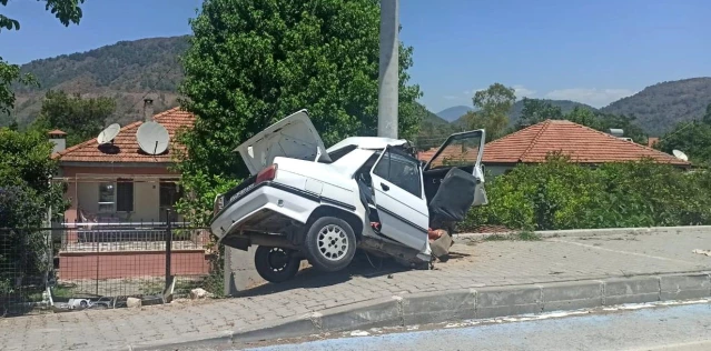 Aydınlatma direğine çarpan otomobildeki 2 kişi yaralandı