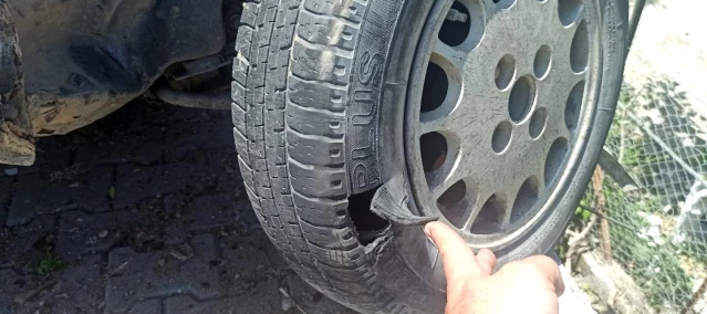 Aydınlatma direğine çarpan otomobildeki 2 kişi yaralandı