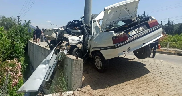 Aydınlatma direğine çarpan otomobildeki 2 kişi yaralandı